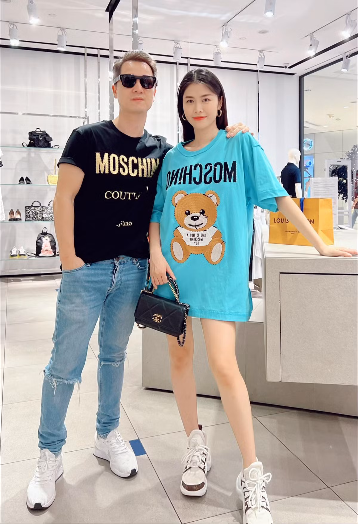 Thủy Anh dành lời có cánh cho ông xã: "Không phải chồng hát vợ khen hay đâu, nhưng thực sự để tìm thấy một người như chồng trên đời này khó lắm. Yêu vợ, thương con, nhẹ nhàng, tình cảm, tâm lý, tinh tế, hiếu thảo, tốt bụng… lại còn đẹp trai hát hay nữa chứ. Cảm ơn chồng vì tất cả những gì chồng dành cho vợ nhé".