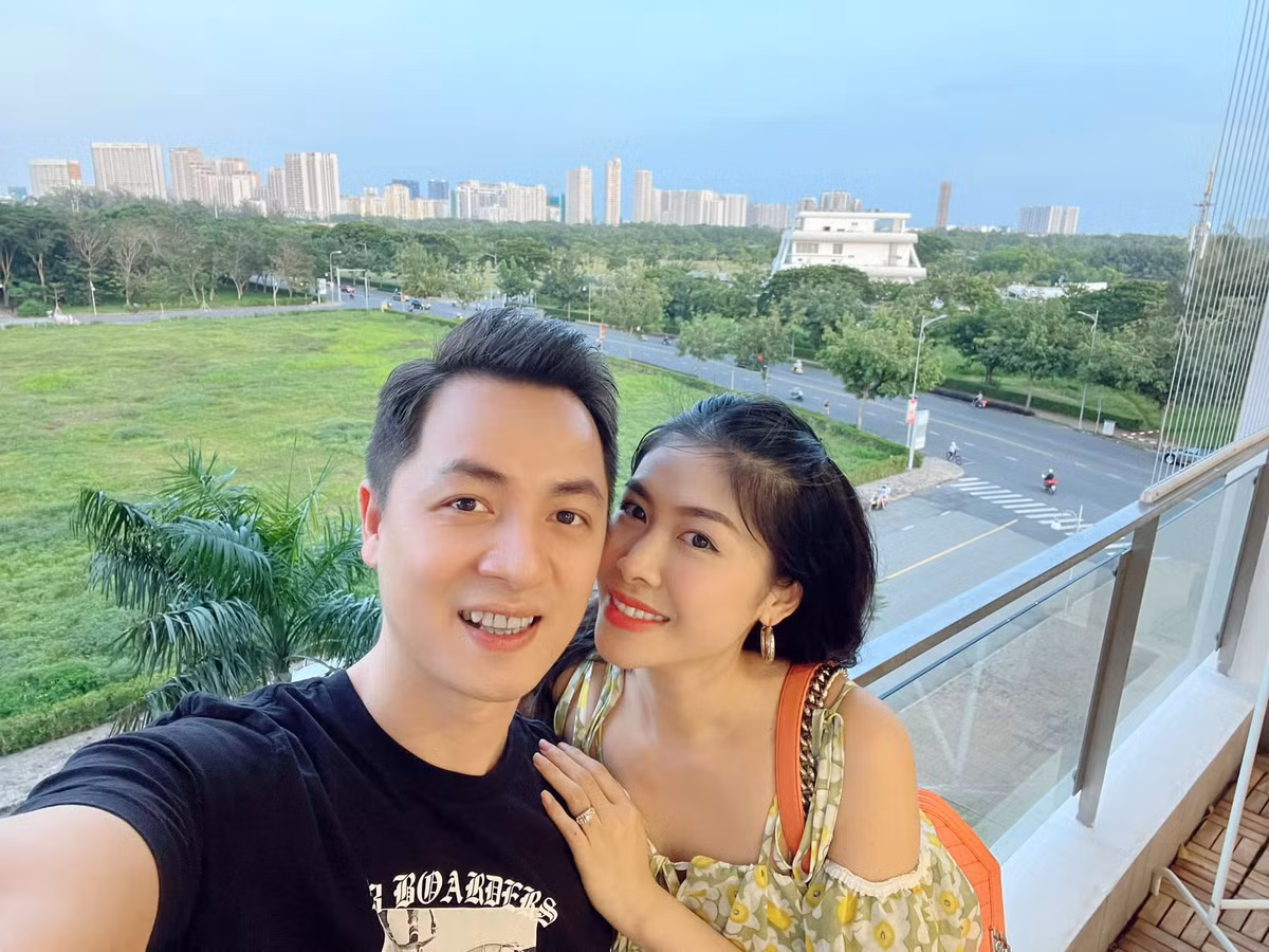 "Mình thích đánh úp để thấy nụ cười và vẻ mặt bất ngờ ngơ ngác của vợ. Hẹn đi Starbuck chỗ thân quen, rồi dắt thẳng lên nhà và tặng luôn. Món quà tặng vợ kỷ niệm ngày 13/11/2021, đánh dấu kỷ niệm 8 năm đám cưới vợ chồng mình nhé. Hành trình tình yêu của vợ chồng mình, chúng ta sẽ cố gắng mỗi ngày để càng thêm hoàn thiện và hạnh phúc hơn nhé", Đăng Khôi viết.
