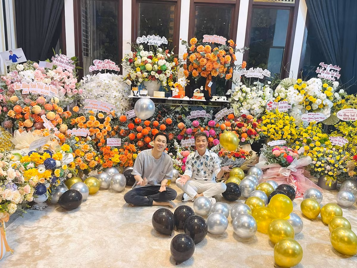 Đặc biệt, Dương Triệu Vũ cũng có mặt để chúc mừng Đàm Vĩnh Hưng bước sang tuổi mới. Nam ca sĩ chúc đàn anh: "Những gì tốt đẹp nhất, yêu thương nhất, lộng lẫy nhất sẽ luôn đến với Hưng nhé!".