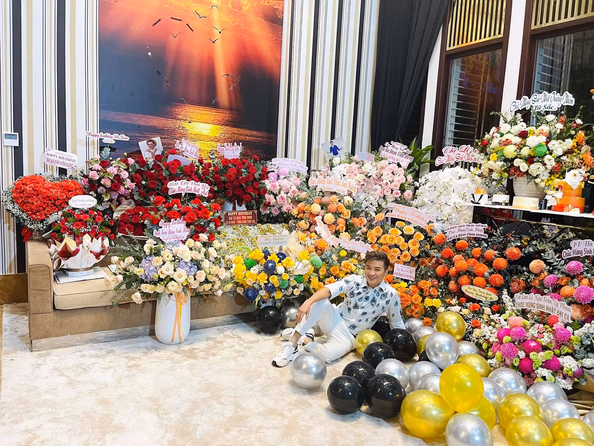 Do tình hình dịch bệnh nên sinh nhật năm nay Đàm Vĩnh Hưng không tổ chức, tuy nhiên bạn bè đồng nghiệp, người hâm mộ vẫn gửi quà tới tấp.