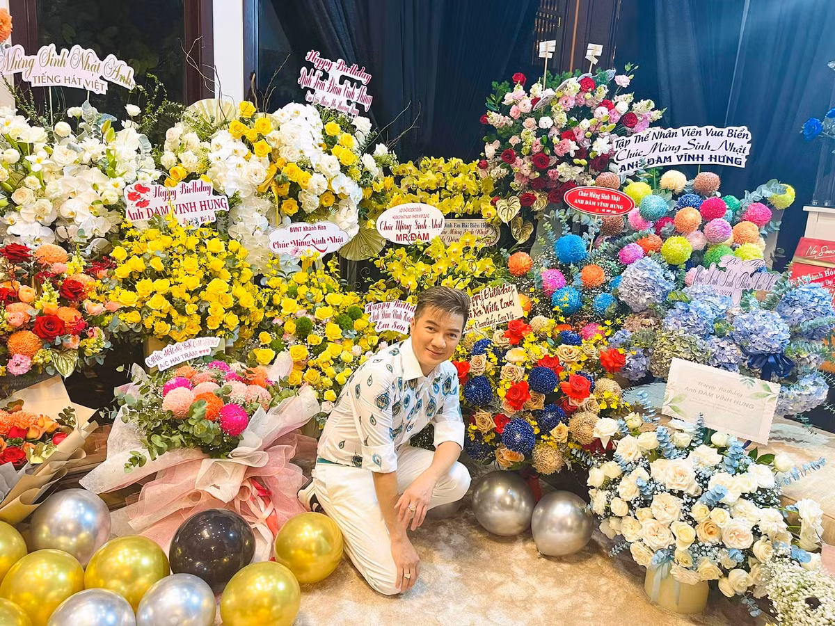 Nam ca sĩ hạnh phúc giữa "rừng hoa".