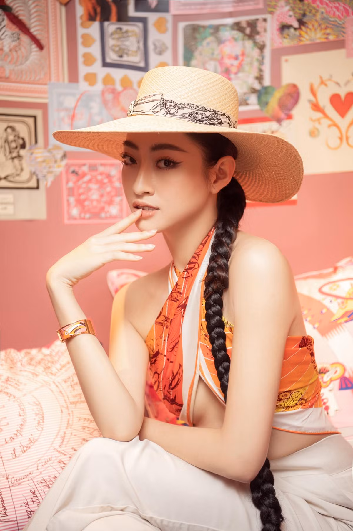 Nàng hậu chuộng mốt lấy khăn làm áo, khoe vòng eo thon thả.