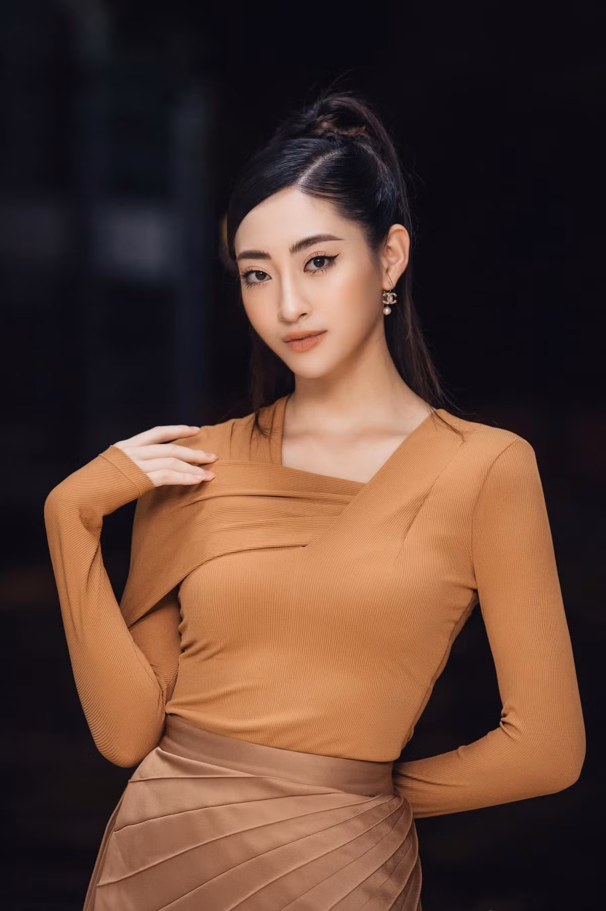 Hoa hậu Thế giới Việt Nam 2019 bày tỏ: "Mình nghĩ chỉ dựa vào áo quần mà bị gắn mác "gái hư" thực sự là oan ức quả. Sexy là một phong cách, cũng như lịch sự và kín đáo vậy. Hãy coi đó là một sự bình đẳng và hãy tôn trọng cá tính cá nhân của mỗi người. Mặc dù ranh giới giữa sexy và phản cảm là rất mong manh, nhưng trên cương vị là một người của công chúng, một người hoạt động trong lĩnh vực thời trang và đặc biệt hơn là hoa hậu, Linh biết thế nào là phản cảm".