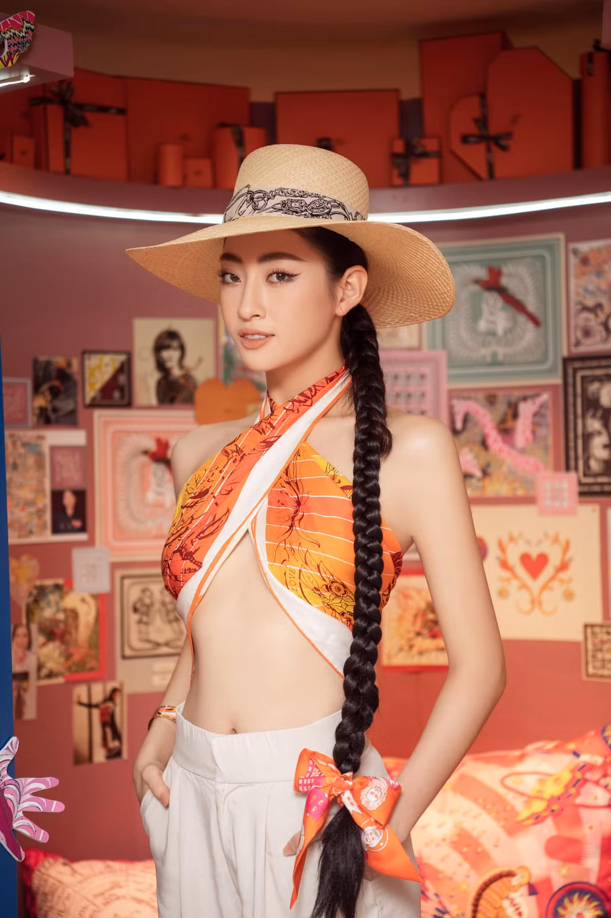 Vua bi che mac ho, Luong Thuy Linh lay khan lam ao sieu dinh