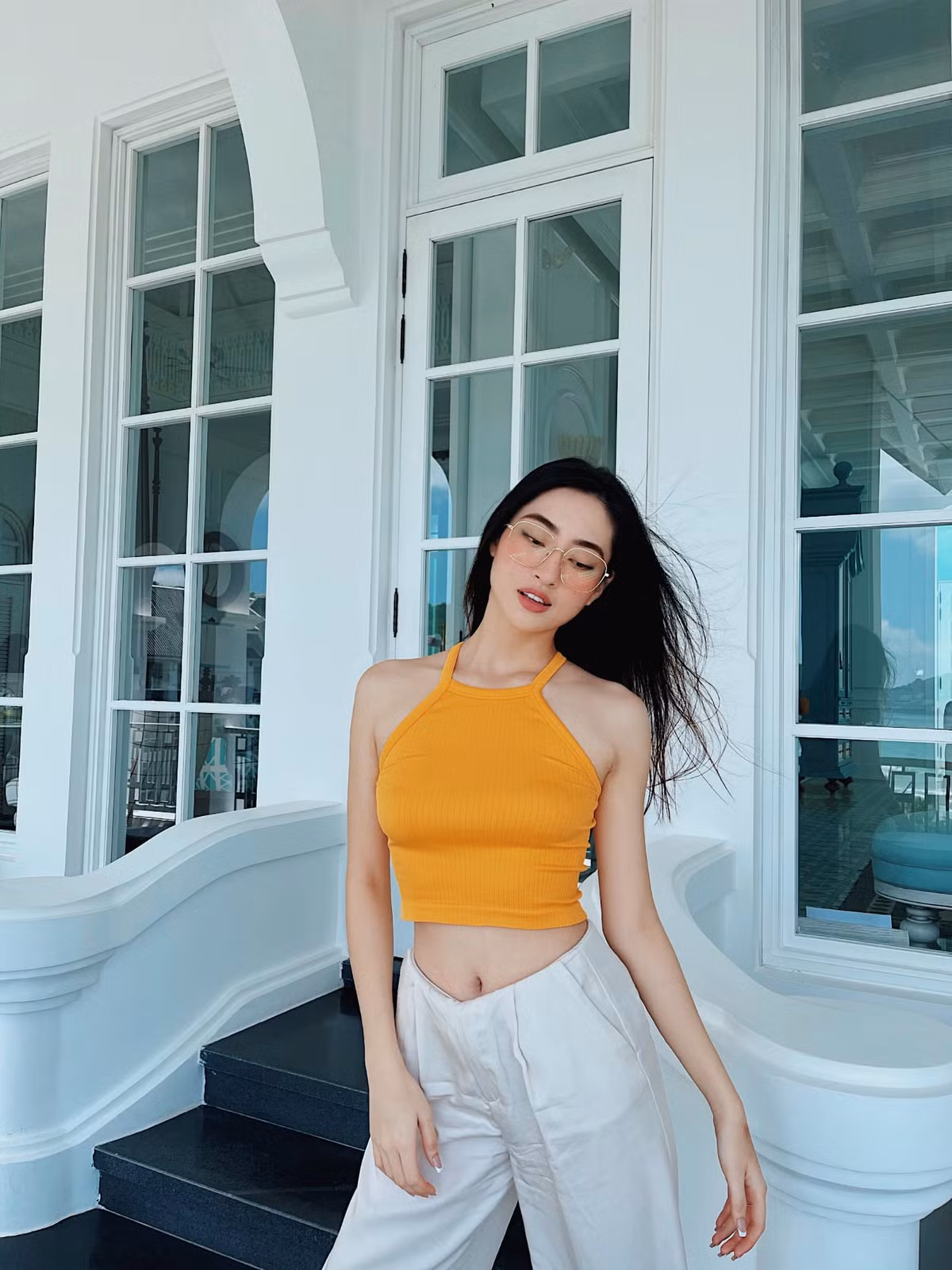 Với vóc dáng hoàn hảo, Lương Thủy Linh lựa chọn nhiều phong cách thời trang đa dạng, từ quyến rũ, sang trọng đến gợi cảm, nóng bỏng.