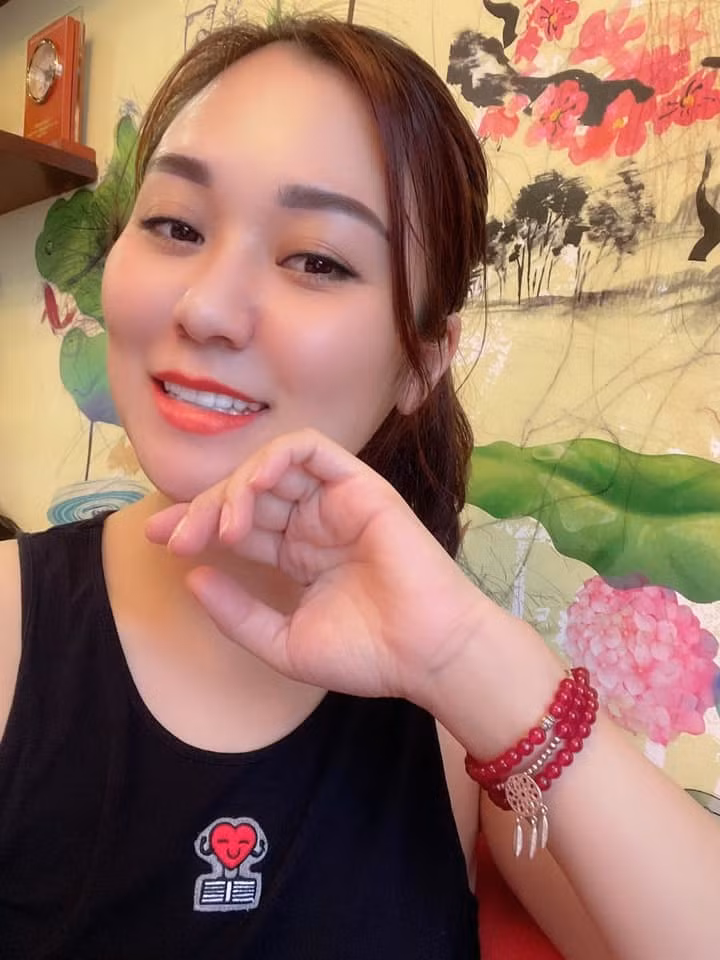 Minh Nguyệt viết trên trang cá nhân: "Tập thể thao trời mưa lạnh bao thích luôn các bác ạ. Mùa lạnh vốn dĩ mồ hôi đã ra ít rồi nên khi mà tập ướt sũng mồ hôi thì nó thích mê luôn, mỡ cũng theo đó mà đi cơ cũng theo gió mà đến".