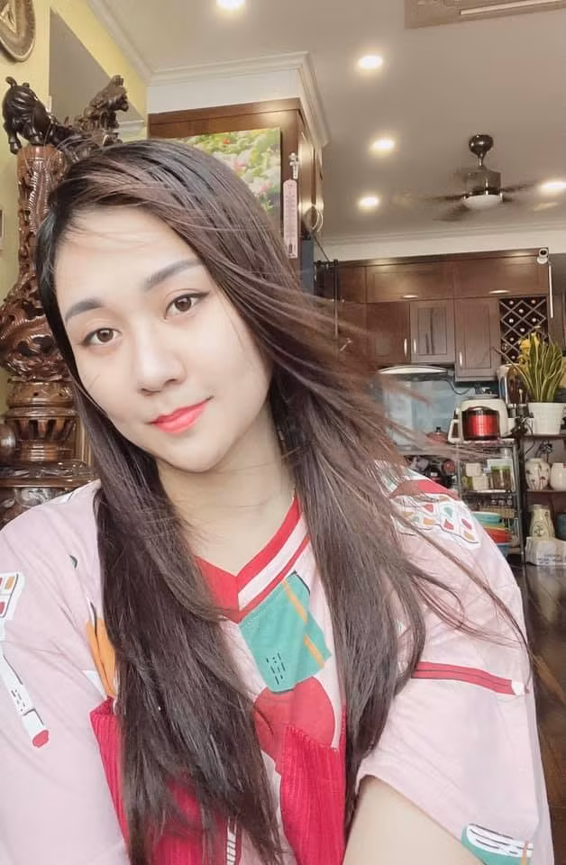 Cô từng tâm sự với VietNamNet: "Làm vợ anh Tự Long, tôi phải làm quen với nhiều thói quen mới của chồng cũng như những đặc thù công việc và hào quang của một người nổi tiếng mang lại. Tôi cũng thích nghi dần và tìm thấy những niềm vui trong đó. Anh Tự Long cũng thay đổi nhiều để phù hợp cũng như chia sẻ với tôi nhiều hơn nên tôi cảm thấy cuộc sống dễ chịu và không có phiền muộn gì về sự nổi tiếng của chồng".