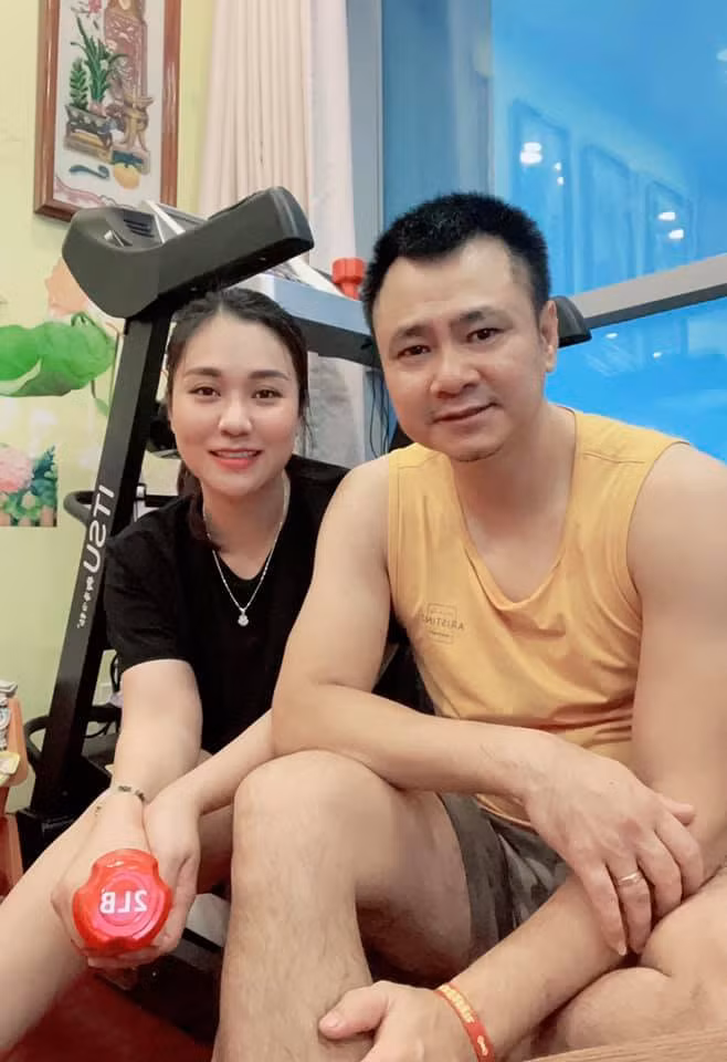 Thời gian gần đây, bà xã của NSND Tự Long thường xuyên chia sẻ những hình ảnh tập luyện thể dục tại gia của mình.