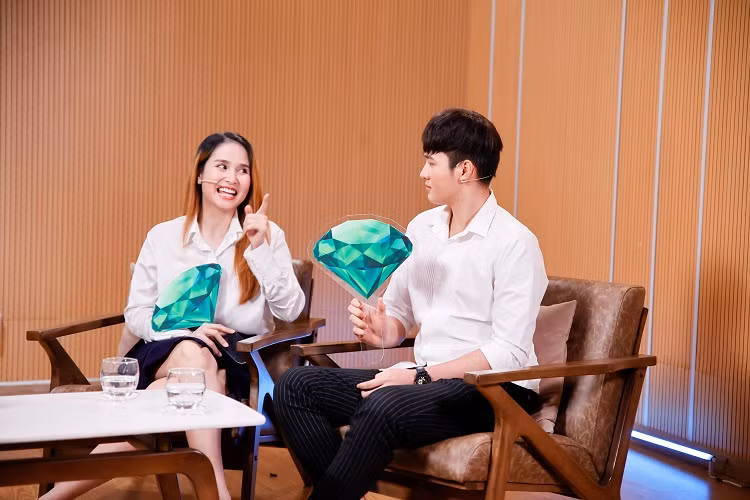 Còn trong mắt Quang Pháp, bà xã của anh là một người vô cùng dễ thương. Anh còn tiết lộ rằng mình là người ngỏ lời trước và luôn công khai theo đuổi vợ trong đoàn phim.