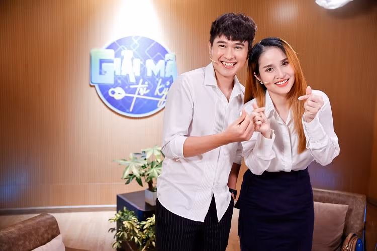 Theo như lời kể của vợ, Quang Pháp là người lười biếng nhất giữa hai người. Mặc dù vậy anh vẫn phụ Thảo Trang mỗi khi làm việc nhà. Không những thế, nữ diễn viên còn “tố” chồng mình hát dở nhưng lại thích hát.