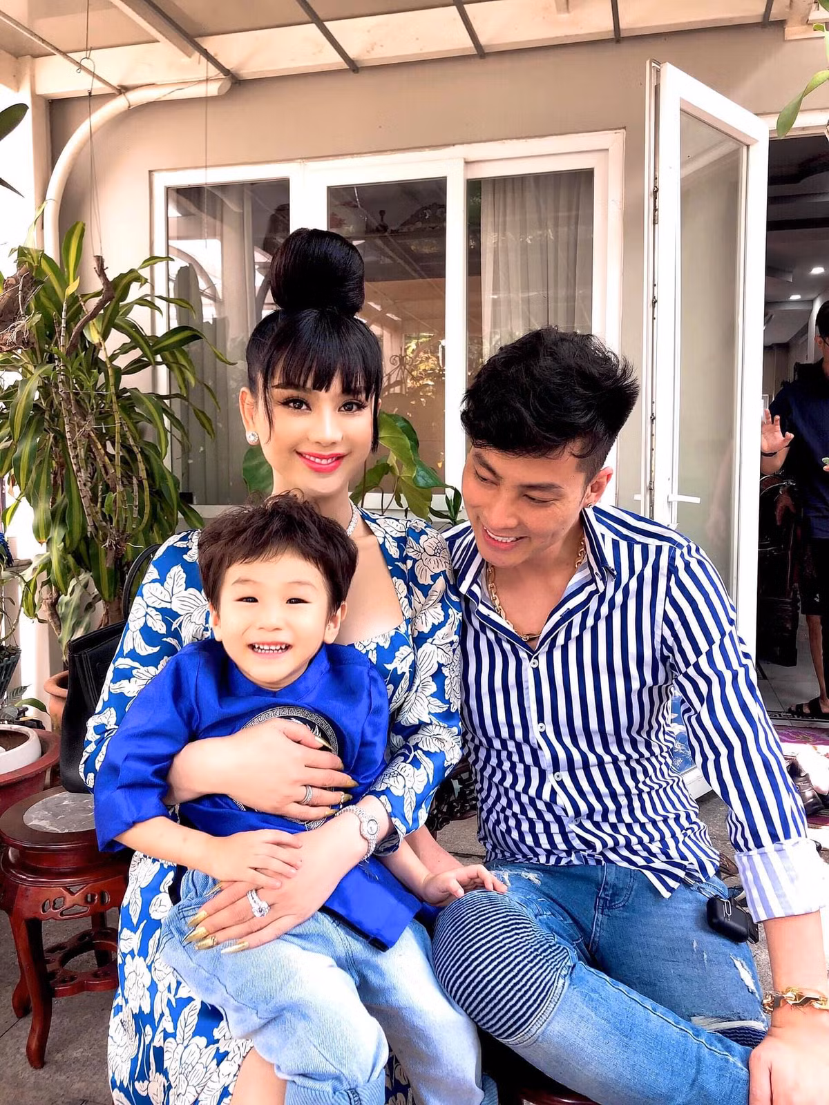 Vợ chồng Lâm Khánh Chi có một cậu con trai tên Thiên Long, gần 3 tuổi. Bé được sinh ra nhờ phương pháp mang thai hộ bằng tinh trùng của Lâm Khánh Chi trước khi chuyển giới. Mới đây, Lâm Khánh Chi tiết lộ dự định sinh con thứ 2 bằng tinh trùng của ông xã.