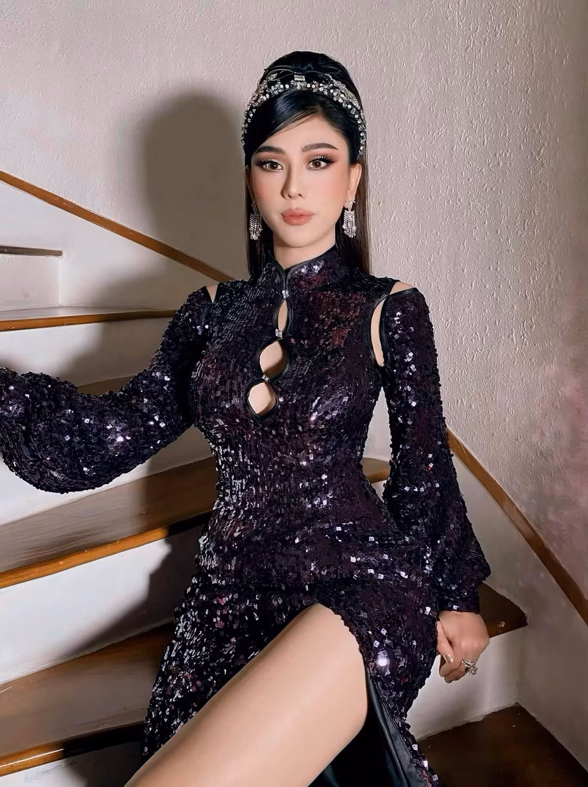 "Có người nói vợ chồng tôi ký hợp đồng tình yêu, giả vờ yêu để cưới, làm màu với thiên hạ. Nhưng 4 năm trôi qua rồi chúng tôi vẫn bên nhau...", Lâm Khánh Chi chia sẻ.