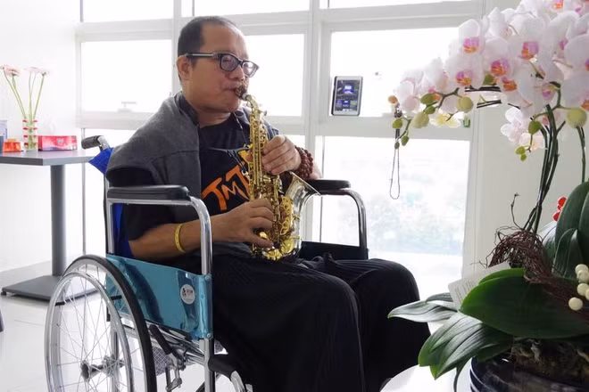 Nghe si Tran Manh Tuan luyen thoi saxophone trong benh vien