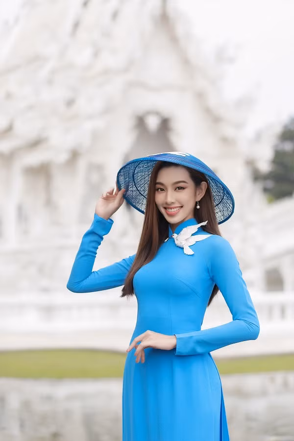 Trên trang cá nhân, nàng hậu chia sẻ: “Đây là bộ ảnh mà Tiên đã ấp ủ rất lâu và cuối cùng cũng có thể thực hiện. Sau khi đăng quang, Tiên được tham gia rất nhiều hoạt động tại Thái nhưng vì tính chất đặc biệt của các sự kiện, Tiên chưa xuất hiện trong trang phục áo dài. Vậy nên, khi có cơ hội thực hiện bộ ảnh này, Tiên cảm thấy rất tự hào vì đã có thể giới thiệu một trong những nét văn hóa tuyệt vời nhất của Việt Nam đến với bạn bè quốc tế. Ngoài ra, Tiên cũng mong rằng đây sẽ là một cách truyền tải thông điệp hòa bình mang đậm bản sắc dân tộc".