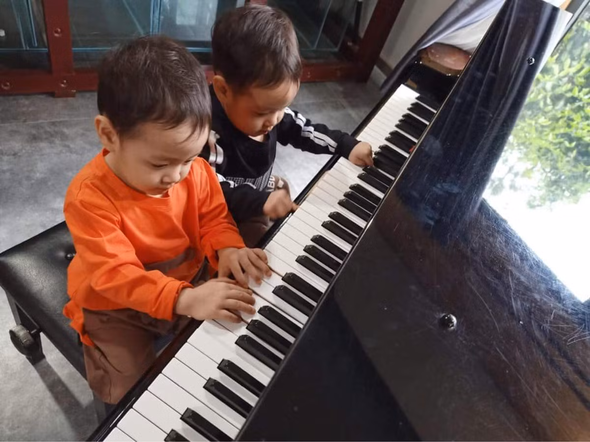 Nàng hậu cũng nhắn nhủ hai con sinh đôi sẽ không để ai làm tổn thương đến 3 mẹ con. "Ông bà ngoại và mẹ sẽ dạy 2 con trở thành người đàn ông bản lĩnh, tử tế, có trách nhiệm! Con hơn cha là nhà có phúc", cô chia sẻ. Hiện hai con của Đặng Thu Thảo sống ở nhà ngoại. Phúc Thành trợ cấp cho hai con 8 triệu/ tháng.