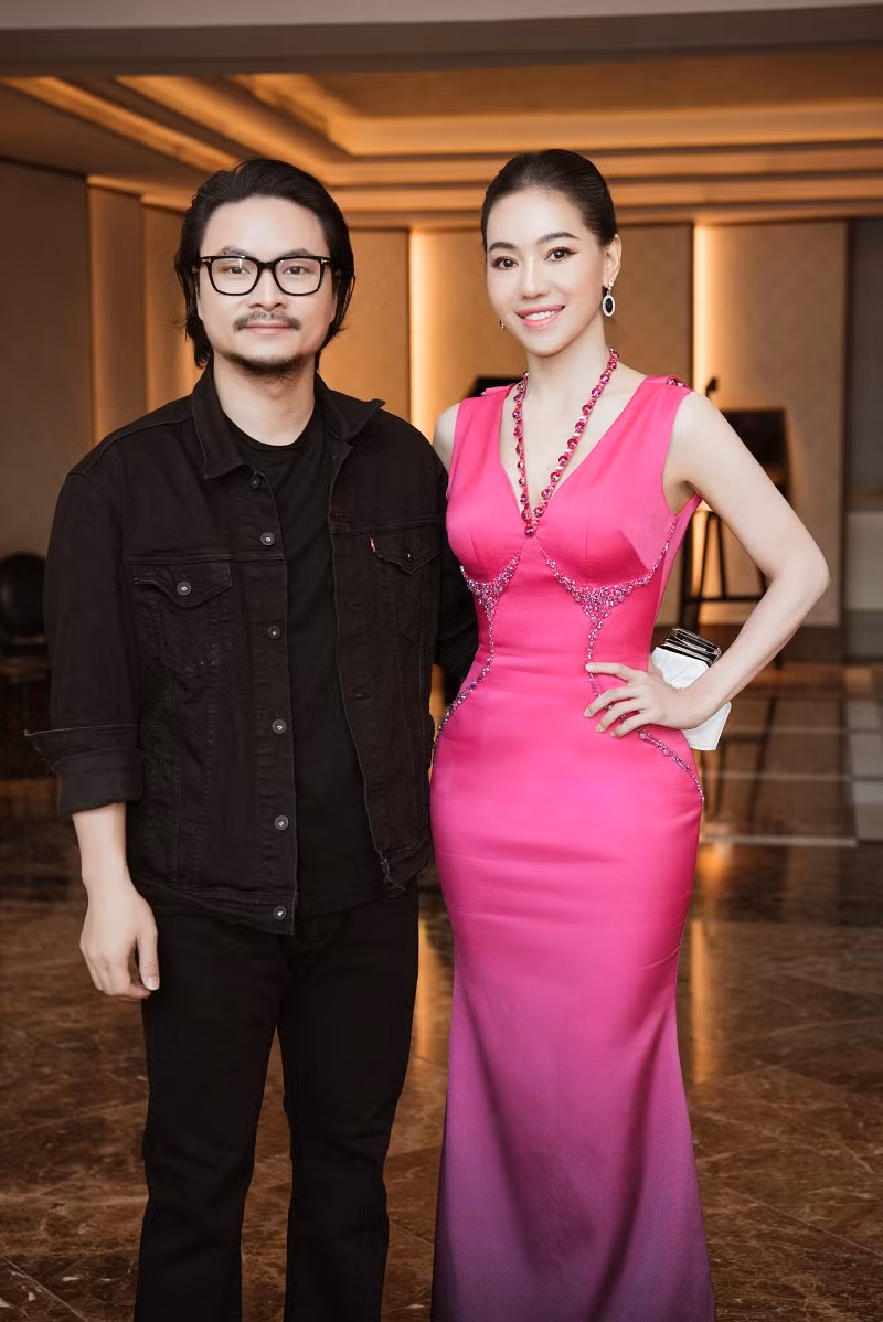 Là nhân vật quyền lực trên thảm đỏ, “bà trùm hoa hậu" Phạm Kim Dung chọn chiếc váy khoét lưng quyến rũ của NTK Hoàng Tony. Chị là Trưởng BTC Miss World Vietnam, cũng chính là người đứng sau thành công của Top 3 Miss World Vietnam 2019. Trong khi đó, đạo diễn Hoàng Nhật Nam đảm nhận vai trò Tổng đạo diễn các đêm thi hoành tráng của Miss World Vietnam.