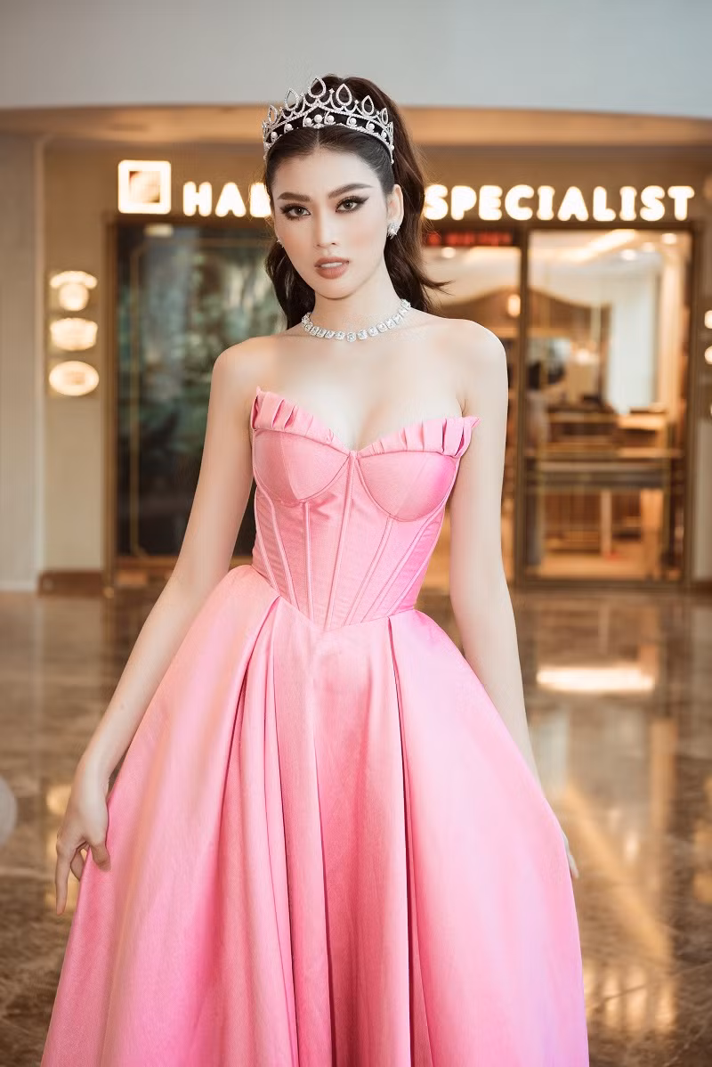 Xuất hiện trên thảm đỏ với chiếc đầm hồng ngọt ngào, Á hậu Ngọc Thảo như một nàng công chúa bước ra từ cổ tích.