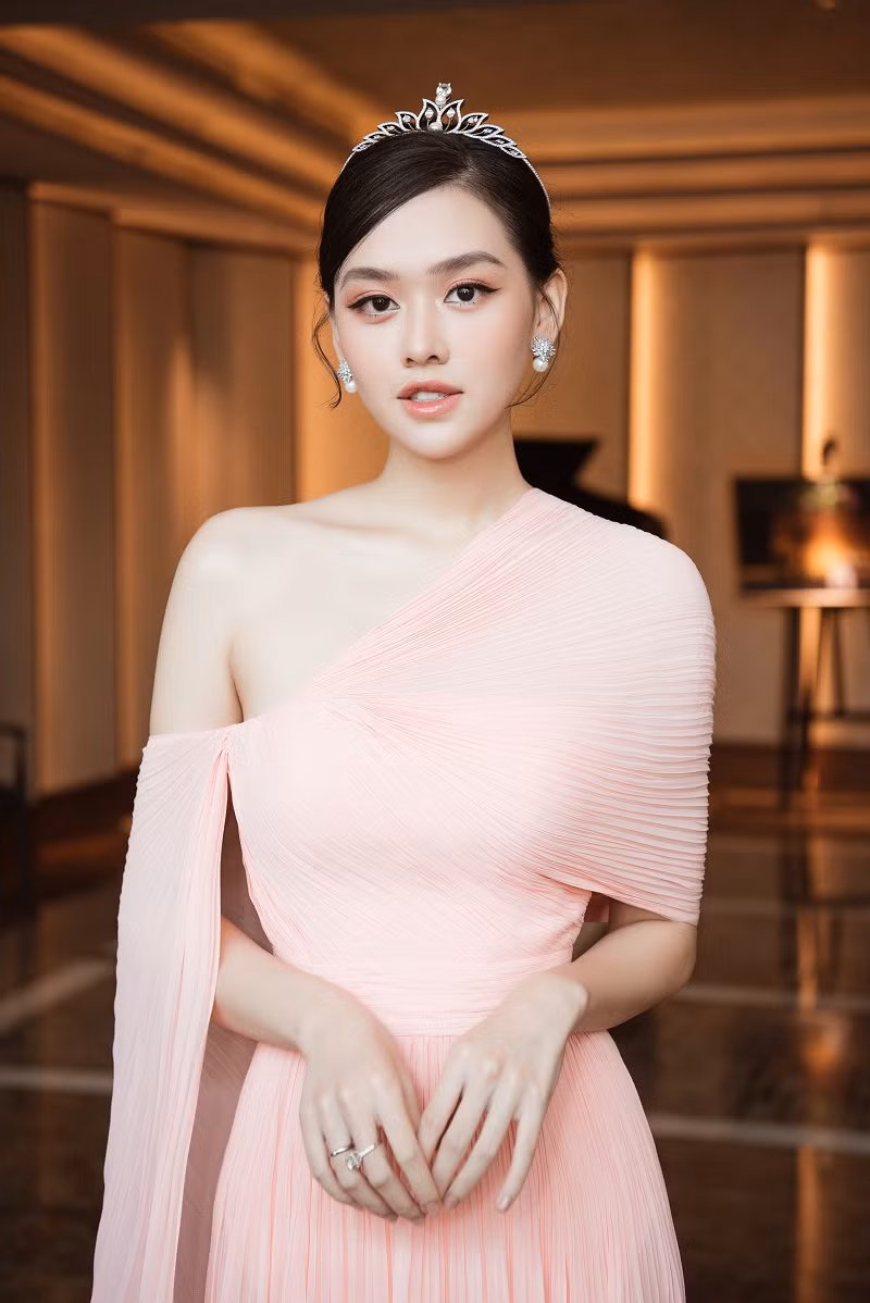 Á hậu Tường San lần đầu tái xuất sau khi sinh con đầu lòng. Nàng á hậu được nhiều người ngưỡng mộ bởi vẻ đẹp ngọt ngào, tài năng và sự viên mãn trong cuộc sống.