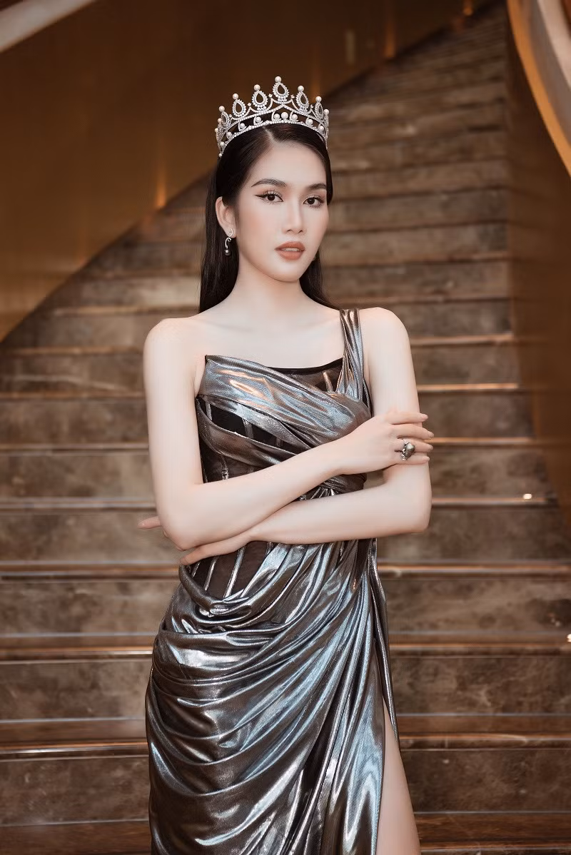 Chọn chiếc đầm ánh bạc sang trọng cùng trang sức ngọc trai 500 triệu, Á hậu Phương Anh toát lên vẻ thanh lịch, nữ tính. Cô cũng đảm nhận vai trò người dẫn chương trình chính của họp báo cùng MC Thiên Vũ.
