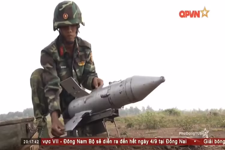 Tên lửa chống tăng dẫn đường B-72 hay còn được biết với cái tên 9M14 Malyutka, là dòng tên lửa chống tăng, dẫn hướng bằng dây MCLOS của Liên Xô. Đây là một trong những dòng tên lửa chống tăng dẫn đường đầu tiên của Liên Xô trong giai đoạn từ đầu những năm 1960-1970, định danh của nó trong các nước NATO là AT-3 Sagger. Nguồn ảnh: QPVN.