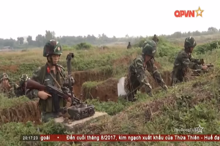 Trước đó trắc thủ và pháo thủ đã kiểm tra kỹ công tác an toàn trận địa, hướng và độ cơ động cho toàn bộ tổ đội tên lửa chống tăng B-72 triển khai trận địa sẵn sàng chiến đấu. Việc di chuyển với các tổ hợp tên lửa chống tăng B-72 cũng không hề dễ dàng khi mỗi quả tên lửa có trọng lượng lên đến hơn 10kg. Nguồn ảnh: QPVN.