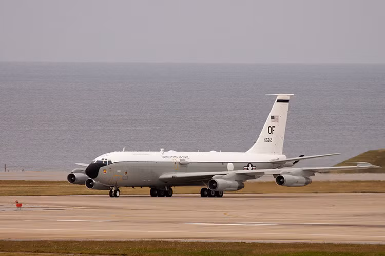 Phi hành đoàn của WC-135 gồm 33 người bao gồm cả tổ lái, tuy nhiên số lượng phi hành đoàn trên WC-135 trong mỗi chuyến bay có thể ít hơn nhiều so với con số thực tế nhằm hạn chế thấp nhất số binh sĩ tiếp xúc với khu vực được cho là nghi bị nhiễm phóng xạ. Nguồn ảnh: DeviantArt.