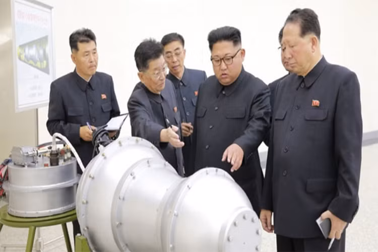 Hôm 3/9, các hãng thông tấn lớn trên thế giới đều đồng loạt đưa tin Triều Tiên lần đầu tiên thử nghiệm thành công vũ khí nhiệt hạch (bom H) đầu tiên của nước này, càng đáng sợ hơn là Triều Tiên cũng tuyên bố thu nhỏ thành công bom H vào bên trong các đầu đạn tên lửa ICBM của mình. Điều này đồng nghĩa với việc Triều Tiên chính thức sở hữu vũ khí răn đe hạt nhân đầu tiên. Nguồn ảnh: KCNA.