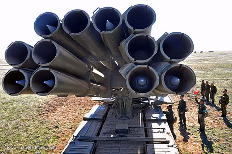 Cái tên cuối cùng trong danh sách này chính là tổ hợp pháo phản lực phóng loạt BM-30 Smerch, một trong những tổ hợp pháo phản lực hạng nặng mạnh nhất của Quân đội Nga hiện nay. BM-30 Smerch được phát triển từ đầu những năm 1970 và được đưa vào trang bị chính thức trong cuối những năm 1980. Nguồn ảnh: strategic-bureau.