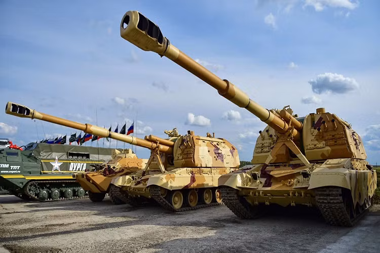 Sputnik dẫn lời chuyên gia phân tích quân sự Andrei Kotz cho biết, việc Bộ Quốc phòng Nga quyết định đưa vào trang bị sớm pháo tự hành Koalitsiya-SV đã giúp Quân đội Nga chính thức sở hữu lực lượng pháo binh mạnh nhất từ trước tới nay của nước này. Được cấu thành nên từ 5 nền tảng pháo binh chính, trong đó Koalitsiya-SV đóng vai trò trung tâm. Nguồn ảnh: cezarium.com.