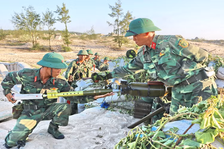 Hình ảnh một tổ đội súng chống tăng SPG-9 thuộc Quân khu 5 diễn tập bắn đạn thật với đạn chống bộ binh OG-9 trên thao trường. Nguồn ảnh: Báo Quân khu 5.