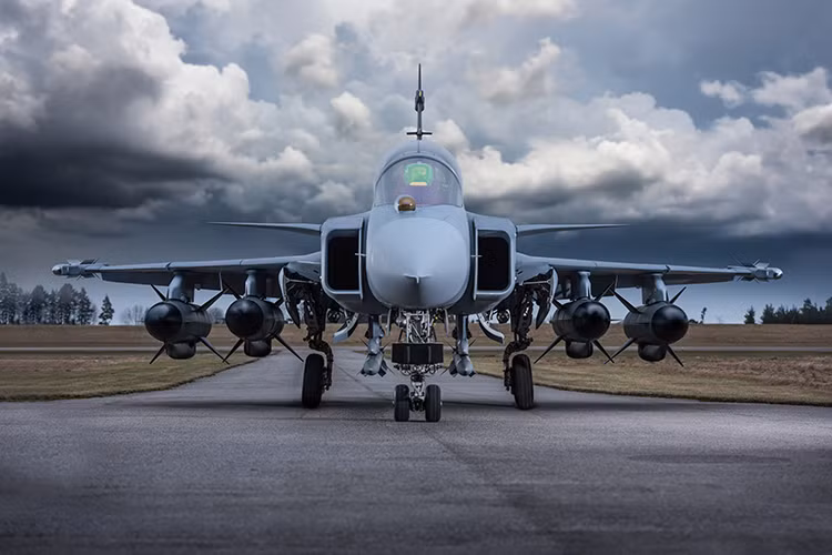 Hỏa lực của chiếc chiến đấu cơ JAS 39 Gripen bao gồm 1 súng máy 27 mm Mauser với 120 viên đạn kèm theo 8 giá treo vũ khí dưới cánh. Hệ thống giá treo này cho phép nó mang theo 4 giá phóng tên lửa bắn loạt hoặc từ 2 tới 6 tên lửa đối không, đối đất, đối hạm hoặc bom tùy loại. Nguồn ảnh: Saab.