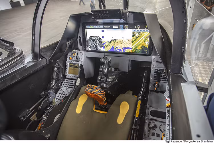 Định hướng thiết kế hiện tại của Gripen Aggressor vẫn thiên khả năng không chiến hơn là đa nhiệm bởi nó thiết kế của nó bị ảnh hướng trực tiếp từ JAS 39C và chắc chắn nó sẽ mang trên mình những nét đặc trưng nhất của một dòng chiến đấu cơ theo tiểu chuẩn NATO. Ảnh là buồng lái của biến thể Gripen-NG một trong những biến thể hiện đại nhất của JAS 39 Gripen. Nguồn ảnh: WordPress.com.