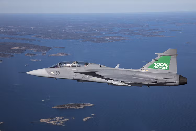 Chiến đấu cơ JAS 39 Gripen có phi hành đoàn 1 người (hoặc 2 người với phiên bản JAS 39D). Máy bay có trọng lượng rỗng 6,8 tấn và trọng lượng cất cánh tối đa 14 tấn. Máy bay có chiều dài cơ sở 14,1 mét, sải cánh rộng 8,4 mét và có diện tích bề mặt cánh đạt 30 mét vuông. Nguồn ảnh: Saab.