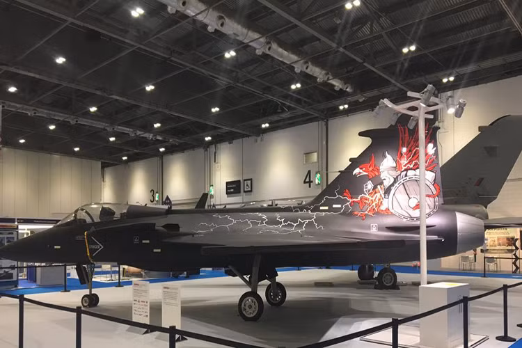 Dựa trên công bố của Saab, Gripen Aggressor là một biến thể nâng cấp từ phiên bản JAS 39C với một số thay đổi nhỏ trong thiết kế cũng như trang bị, cho phép nó trở nên linh hoạt và đa nhiệm hơn cũng như có chi phí vận hành thấp hơn các phiên bản tiền nhiệm. Nguồn ảnh: UK Defence Journal.