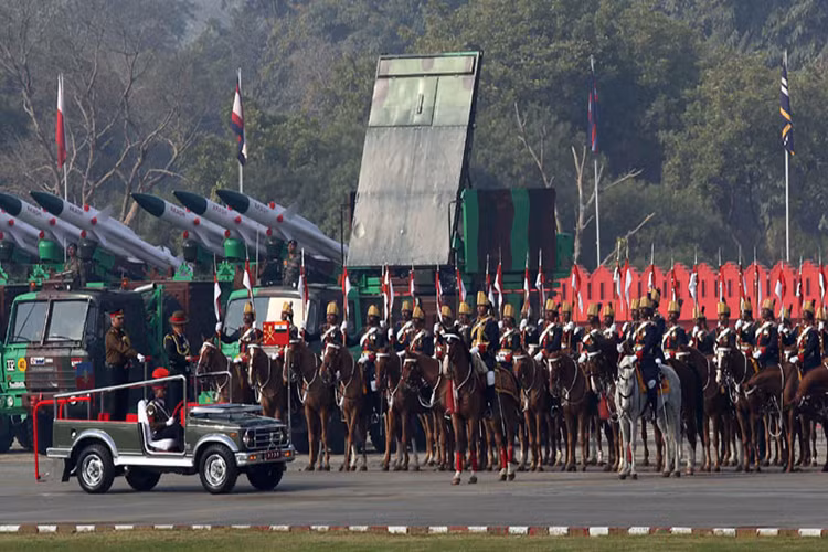 Dựa trên những gì đang diễn ra có thể thấy chính quyền New Delhi đã quá chán ngán với cách làm ăn của các công ty quốc phòng trong nước, khi họ phải bỏ ra một núi tiền hàng năm để nuôi các nhà máy này trong khi đó kết quả thu lại được chẳng thể nào chấp nhận lại nổi. Cùng với đó các chương trình phát triển vũ khí nội địa của Ấn Độ hiện nay gần như là một gánh nặng cho ngân sách còn kết quả của chúng chỉ là con số không. Nguồn ảnh: defence.pk.