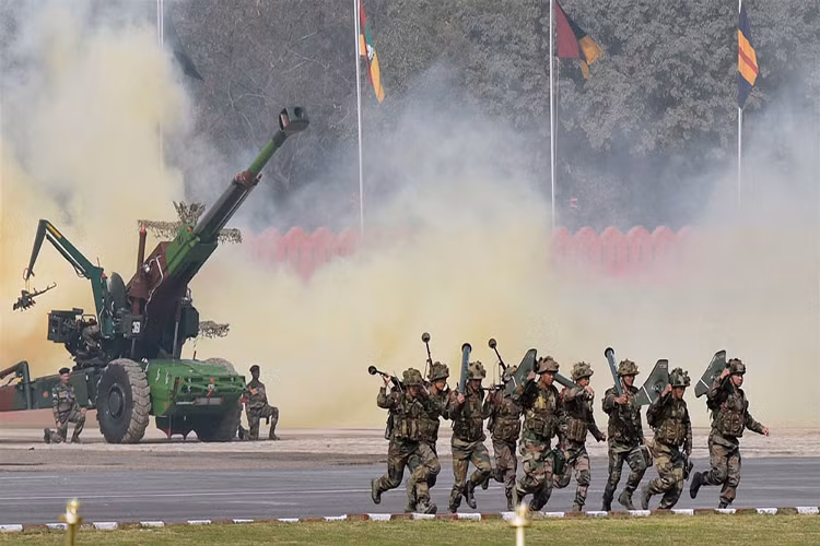 Theo Sputnik, đã có ít nhất 13 quan chức đứng đầu các nhà máy chế tạo vũ khí nhà nước của Ấn Độ vừa bị New Delhi cách chức vì hoạt động không hiệu quả và đây là cái giá mà họ phải trả cho việc quá nuông chiều các công ty quốc phòng trong nước. Tuy nhiên theo đại diện của chính phủ Ấn Độ đây chỉ mới là sự khởi đầu, khi Thủ tướng Ấn Độ Narendra Modi trong thời gian sắp tới sẽ cho cải tổ lại toàn bộ ngành công nghiệp quốc phòng Ấn Độ. Nguồn ảnh: defence.pk.