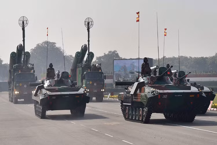 Trong một thông báo mới đây của Bộ Quốc phòng Ấn Độ cho hay, sau khi đánh giá hiệu suất hoạt động tổng thể của các nhà máy vũ khí nhà nước thuộc Cục công nghiệp chế tạo vũ khí Ấn Độ (IOFS) chính phủ Ấn Độ đã quyết định cho nghỉ hưu sớm ít nhất 13 quan chức thuộc nhóm lãnh đạo đứng đầu một số nhà máy quốc phòng của Ấn Độ do các nhà máy này hoạt động không hiệu quả. Nguồn ảnh: defence.pk.