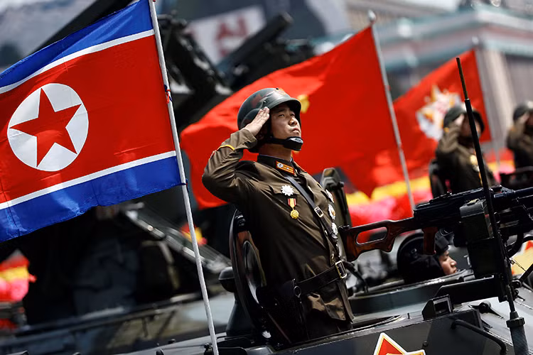 Với tầm bắn từ 3.700km đến 6.000km, Hwasong-12 hoàn toàn có thể tấn công mọi mục tiêu của Mỹ trên Thái Bình Dương hoặc một phần lãnh thổ bờ tây nước Mỹ. Hành động này cũng sẽ dẫn đến một cuộc chiến tranh toàn diện giữa Mỹ và Triều Tiên, thậm chí là cả Chiến tranh Thế giới thứ 3 nếu như một trong hai bên không kiểm soát được hành động của mình. Nguồn ảnh: KCNA.