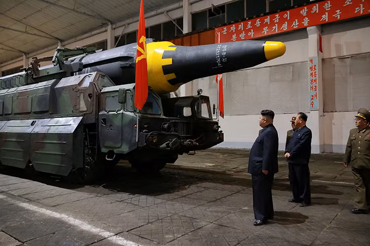 Hwasong-12 là mẫu tên lửa đạn đạo tầm xa thế hệ mới được Triều Tiên giới thiệu lần đầu tiên vào tháng 4 năm nay và đi kèm 4 lần thử nghiệm liên tiếp của mẫu ICBM này. Lần gần đây nhất chính là hôm 29/8, khi nó có thể thực hiện hành trình bay hơn 2.700km với trần bay 500km. Nguồn ảnh: KCNA.