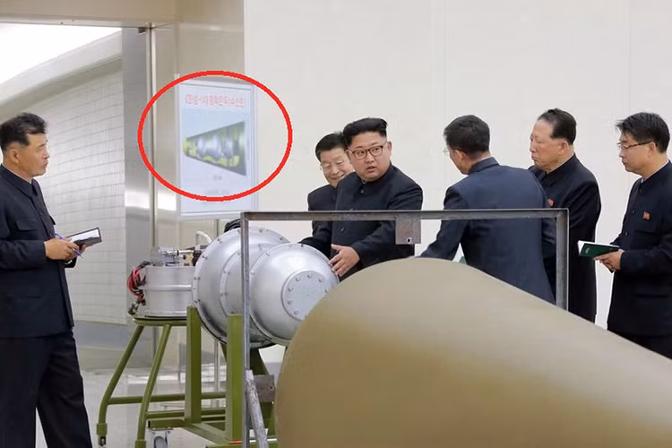 Trong ảnh là chủ tịch Kim Jung Un với mẫu đầu đạn hạt nhân đầu tiên của Triều Tiên, còn trong dấu khoanh tròn đỏ là cấu tạo vũ khí nhiệt hạch bên trong đầu đạn này. Theo ước tính đầu đạn này có trọng lượng khoảng 500kg và có sức công phá có thể lên đến hàng chục kilotonne. Nguồn ảnh: KCNA.