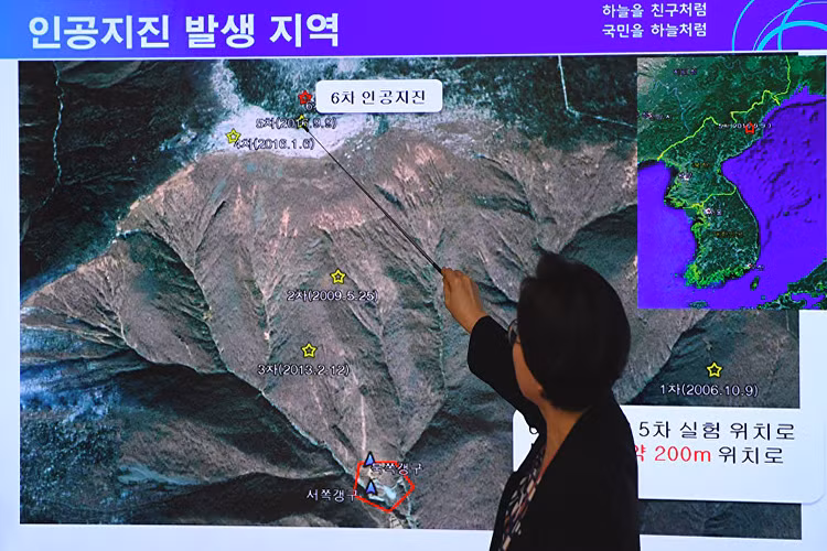 Sputnik dẫn lời hãng thông tấn nhà nước Triều Tiên KCNA cho hay, hôm 3/9 Bình Nhưỡng đã chính thức thử nghiệm thành công vũ khí nhiệt hạch (hay còn được gọi là bom H) đầu tiên của nước này, với sức công phá được ước tính lên tới 50 kilotonne. Đây là một trong những hành động liên tiếp gây nên căng thẳng trên Bán đảo Triều Tiên từ phía Bình Nhưỡng, khi trước đó vào hôm 29/8 nước này phóng thử nghiệm tên lửa bay đạn đạo với hành trình bay qua cả không phận Nhật Bản trước khi rơi xuống biển. Nguồn ảnh: Sputnik.