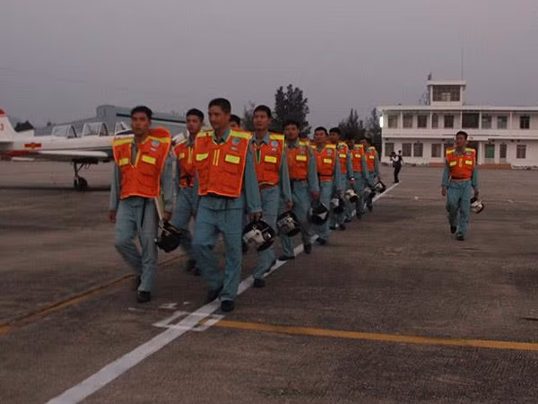 Các phi công ra sân bay để tiếp thu máy bay.