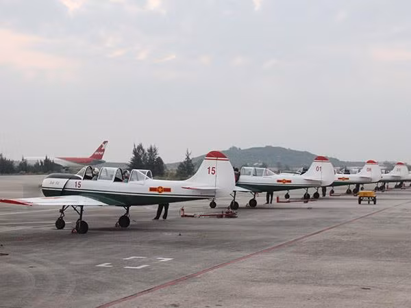 Khởi động máy bay.
