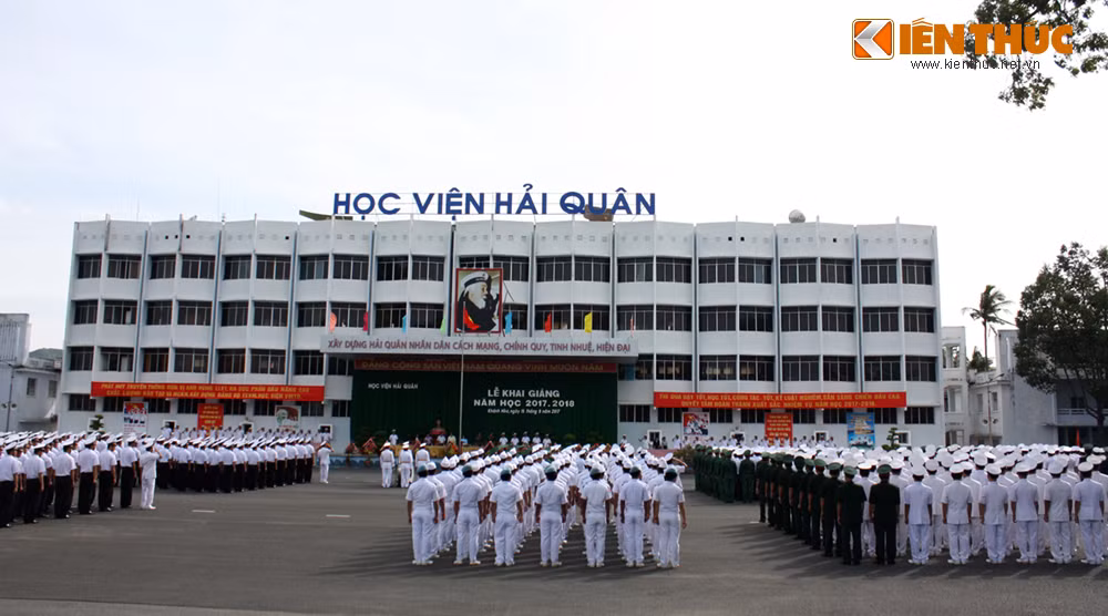 Cùng với các trường đại học, cao đẳng trên cả nước, chiều 15/9/2017 tại TP Nha Trang (Khánh Hòa), Học viện Hải quân đã tổ chức Lễ Khai giảng năm học mới 2017- 2018. Trong năm học 2016 -2017, Học viện Hải quân đã đào tạo, bồi dưỡng cho hơn 100 lớp với hàng ngàn học viên gồm nhiều loại hình từ cao đẳng, đại học, liên thông cao đẳng lên đại học, sau đại học.Ảnh: Toàn cảnh Lễ Khai giảng năm học 2017-2018.