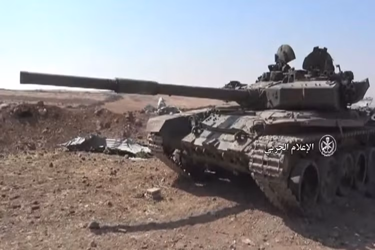May mắn cho Quân đội chính phủ Syria là họ vẫn giữ lại được một chiếc T-90A khác của HTS với tình trạng khá tốt ít ra là không bị bắn cháy rụi. Tuy nhiên tình trạng của nó hiện tại cũng khá tệ để có thể sớm quay lại chiến trường, nhiều khả năng chiếc T-90A này buộc sẽ phải trở về lại Nga để được sửa chữa phục hồi trước khi quay trở lại. Nguồn ảnh: Youtube.