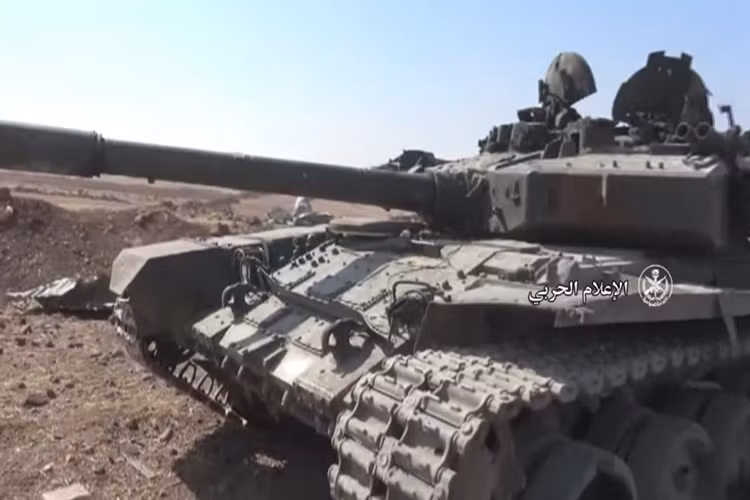 Nhìn chung chiếc T-90A này chỉ còn lại một cái xác không, với một vài khả năng chiến đấu cơ bản với pháo chính, súng máy hỗ trợ hỏa lực cho bộ binh từ xa. Nguồn ảnh: Youtube.