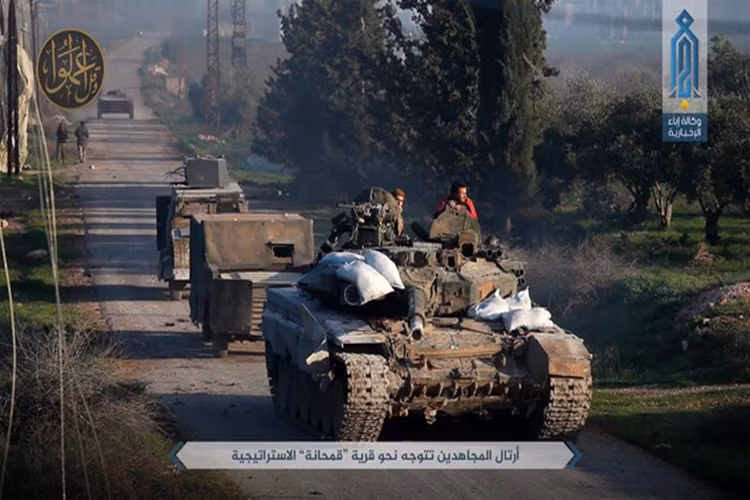 Tuy nhiên, đây lại là tin vui cho Quân đội chính phủ Syria và Nga khi hai chiếc xe tăng T-90A trên là của nhóm phiến quân Ha'yat Tahrir al-Sham (HTS) hoạt động chủ yếu ở Bắc Hama. Và trong một đợt phản công của Quân đội chính phủ Syria và đồng minh tại Bắc Hama hôm 19/9, họ đã tiêu diệt và bắt sống hai chiếc T-90A này. Trong ảnh là một trong hai chiếc T-90A của HTS trước khi bị thiêu rụi. Nguồn ảnh: southfront.org.