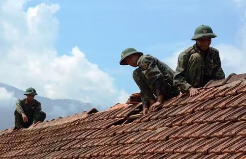 Trường Mầm non xã Kỳ Trinh (thị xã Kỳ Anh) bị tàn phá cũng nhanh chóng được bộ đội Sư đoàn 324 khắc phục. Nguồn ảnh: QĐND.