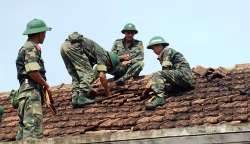 Cán bộ, chiến sĩ lợp lại mái Trường Mầm non xã Kỳ Hà (thị xã Kỳ Anh). Nguồn ảnh: QĐND.