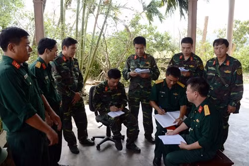 Chỉ huy các cấp nhanh chóng hội ý với cơ quan quân sự địa phương triển khai công tác giúp dân. Nguồn ảnh: QĐND.